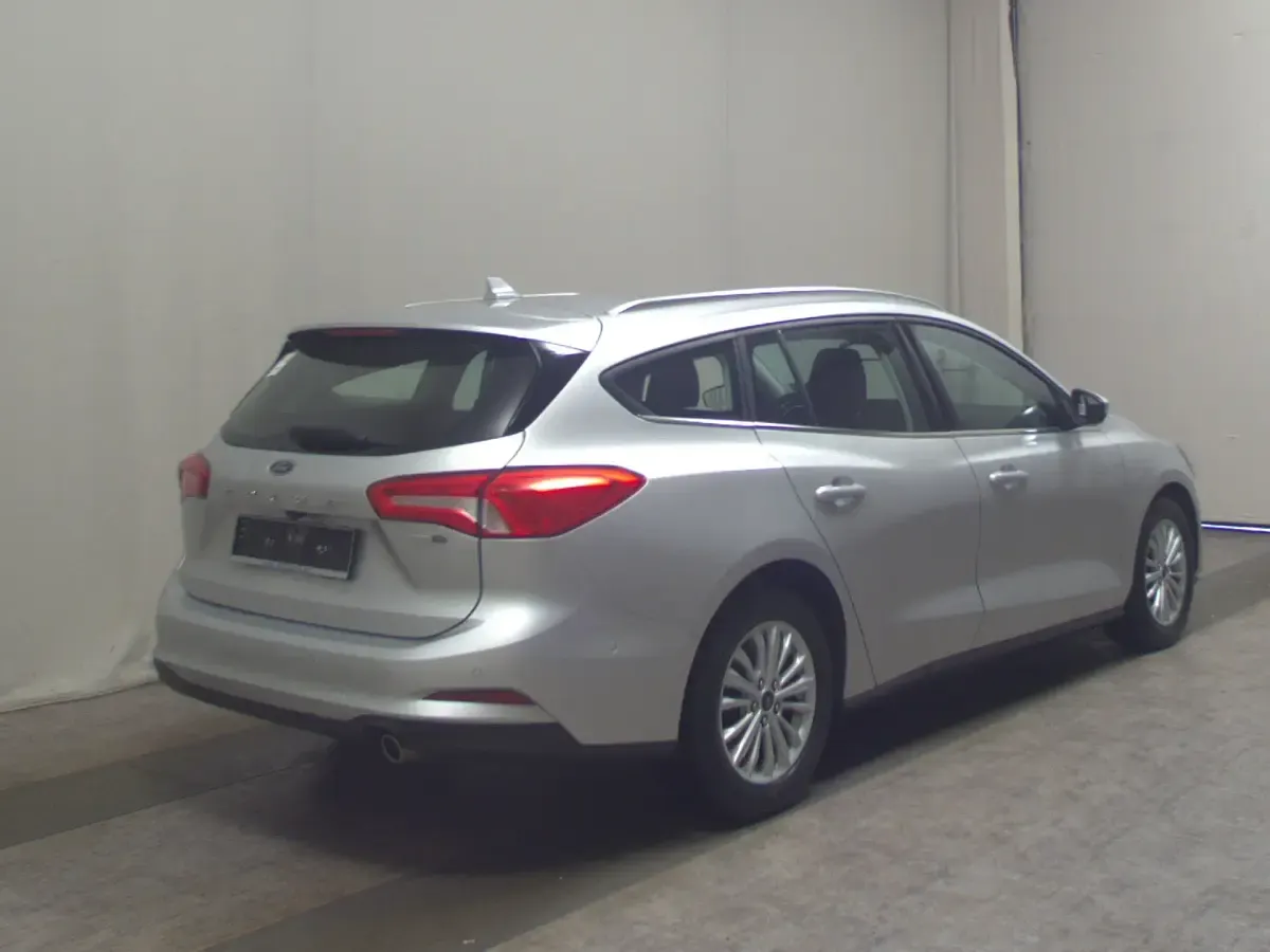 Usado Ford Focus Titanium 125 CV (91 kW) 2021 Plateado Berlina