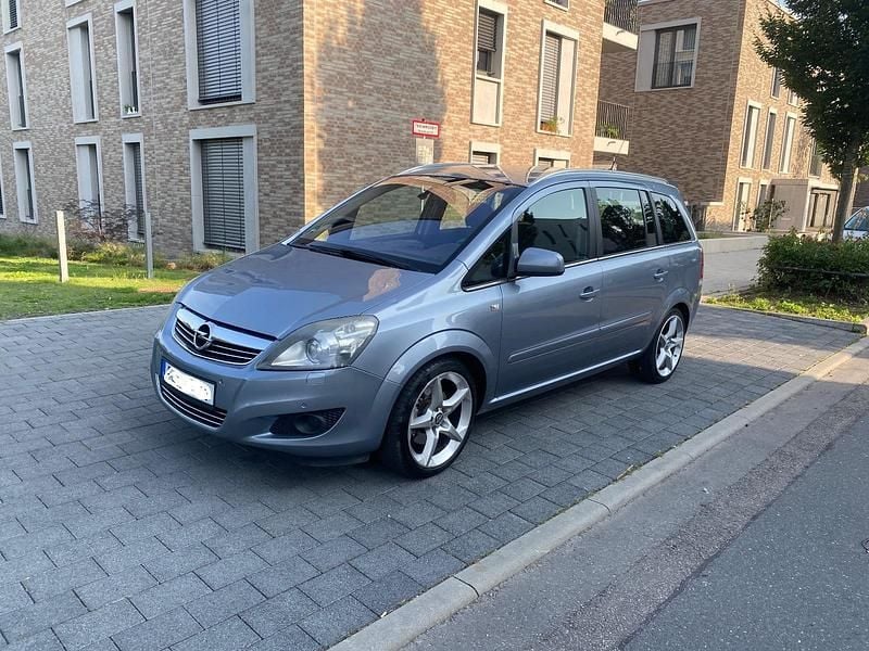 Gebraucht Opel Zafira Design Edition 125 PS (91 kW) 2011 Silber Van / Kleinbus