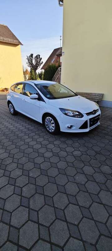 Weiß Gebraucht 2011 Ford Focus Titanium Kleinwagen | 7.000 € (Fairer Preis) - Bild 1/4