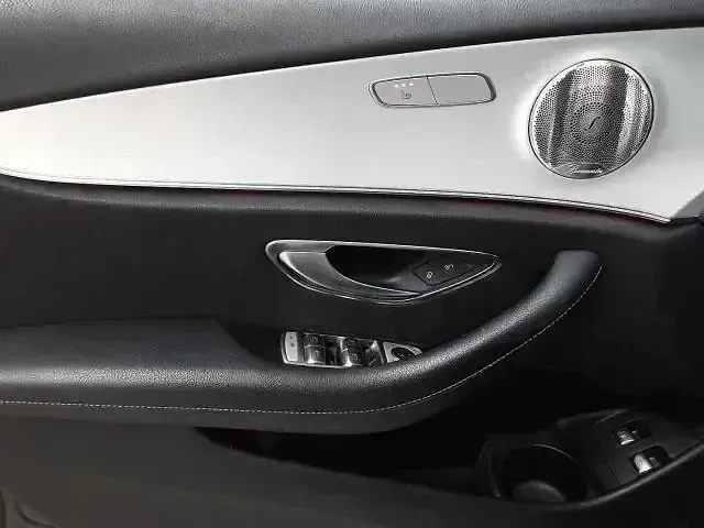 Używany Mercedes E300 211 KM (155 kW) 2021 Czarny Sedan/Limuzyna
