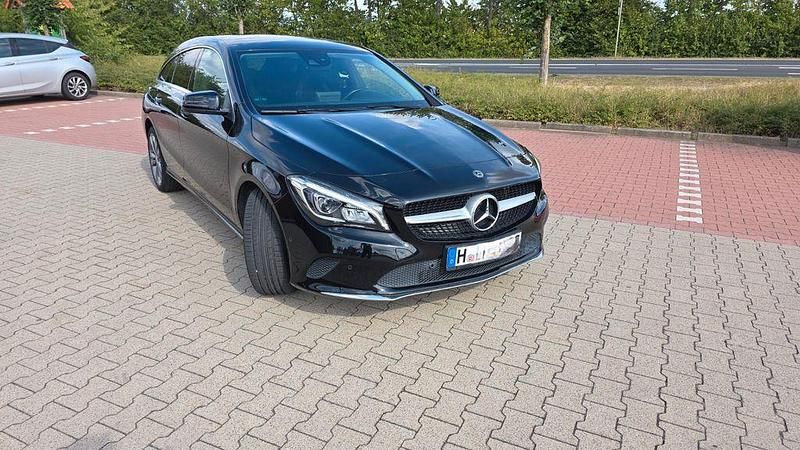Schwarz Gebraucht 2019 Mercedes CLA180 Shooting Brake Kombi | 16.700 € (Guter Preis) - Bild 1/4