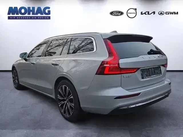 Używany Volvo V60 Plus 197 KM (144 kW) 2023 Srebrny Kombi