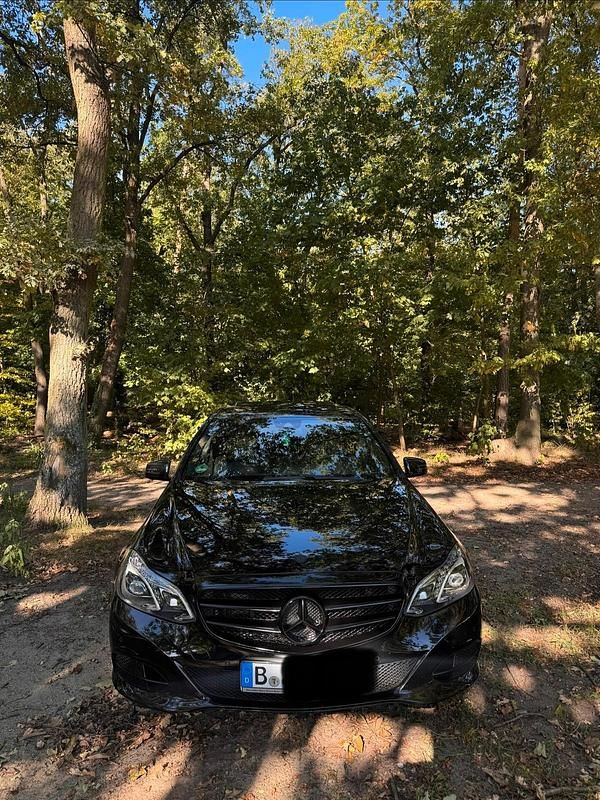 Schwarz Gebraucht 2016 Mercedes E300 Limousine | 24.799 € (Fairer Preis) - Bild 1/4