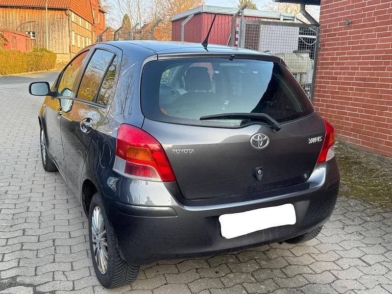 Gebraucht Toyota Yaris 101 PS (74 kW) 2009 Grau Kleinwagen