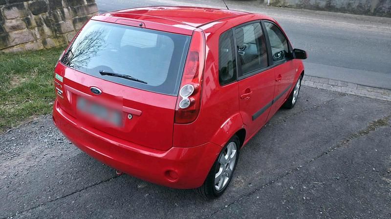 Gebraucht Ford Fiesta 81 PS (59 kW) 2006 Rot Kleinwagen