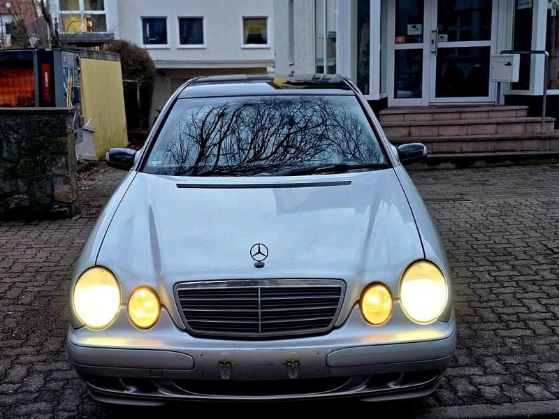 Gebraucht Mercedes E220 143 PS (105 kW) 2002 Silber Limousine