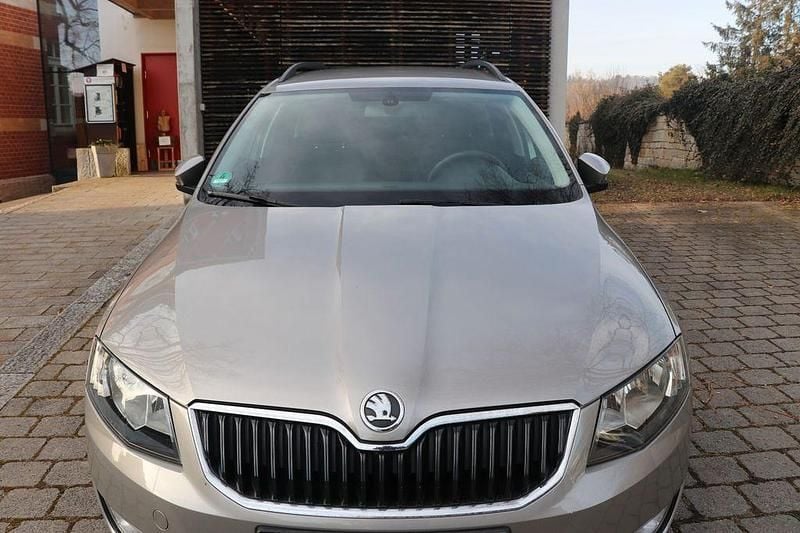 Gebraucht Skoda Octavia Ambition 150 PS (110 kW) 2016 Beige Kleinwagen