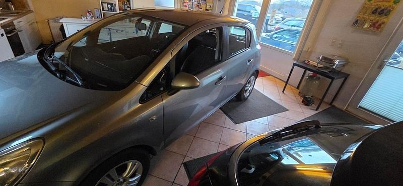 Gebraucht Opel Corsa 75 PS (55 kW) 2012 Silber Kleinwagen