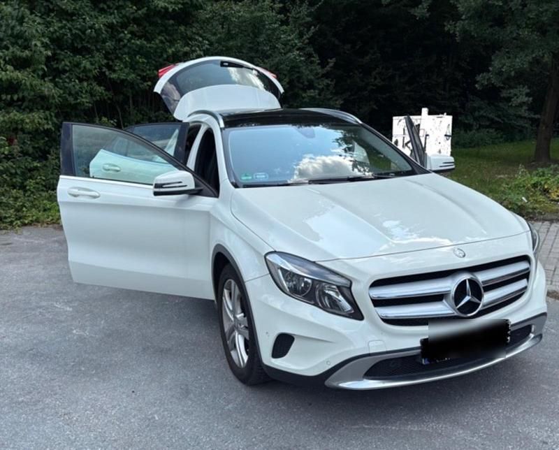 Weiß Gebraucht 2016 Mercedes GLA180 Urban SUV | 14.000 € - Bild 1/4