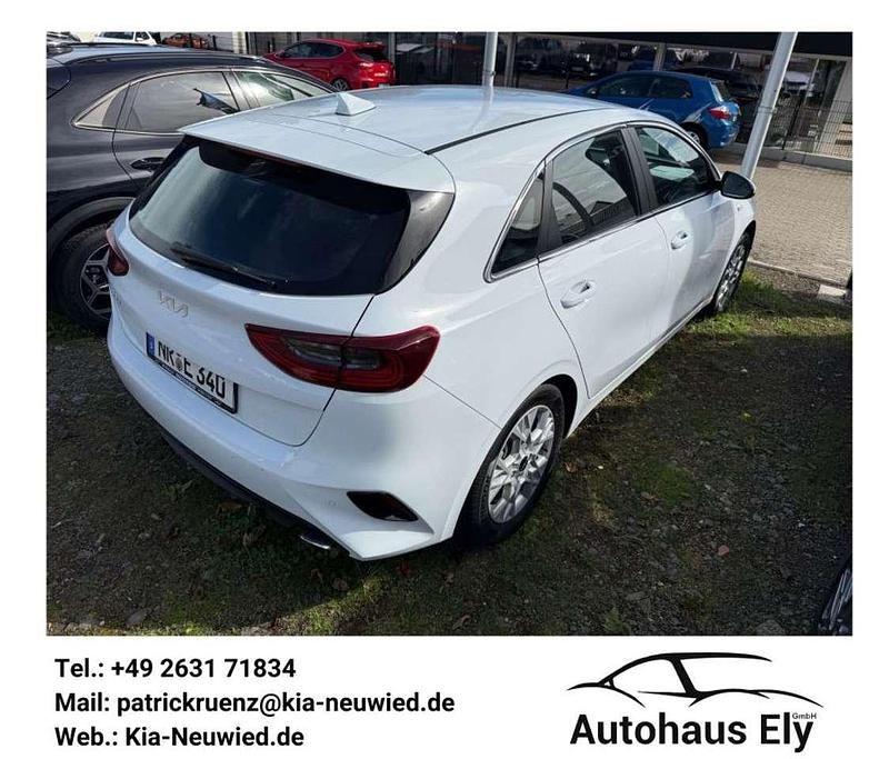 Neu Kia Ceed Vision 101 PS (74 kW) 2025 Carraraweiß Kleinwagen