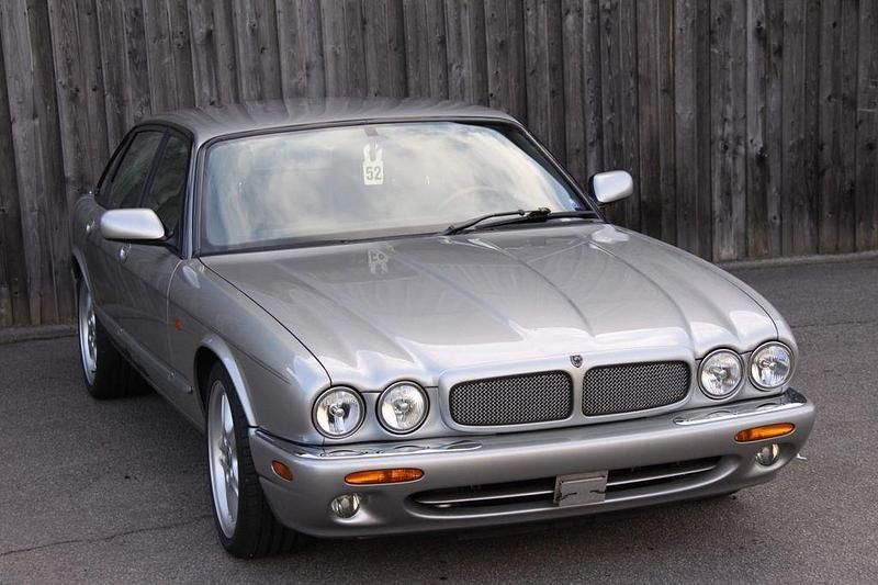 Silber Gebraucht 1999 Jaguar XJR Limousine | 37.999 € - Bild 1/4