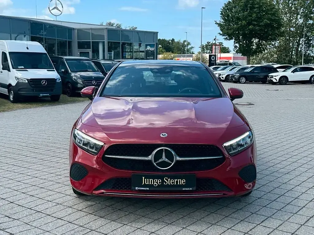 Gebraucht Mercedes A200 Progressive 150 PS (110 kW) 2023 Manufaktur lack manufaktur patagonienrot metallic Limousine