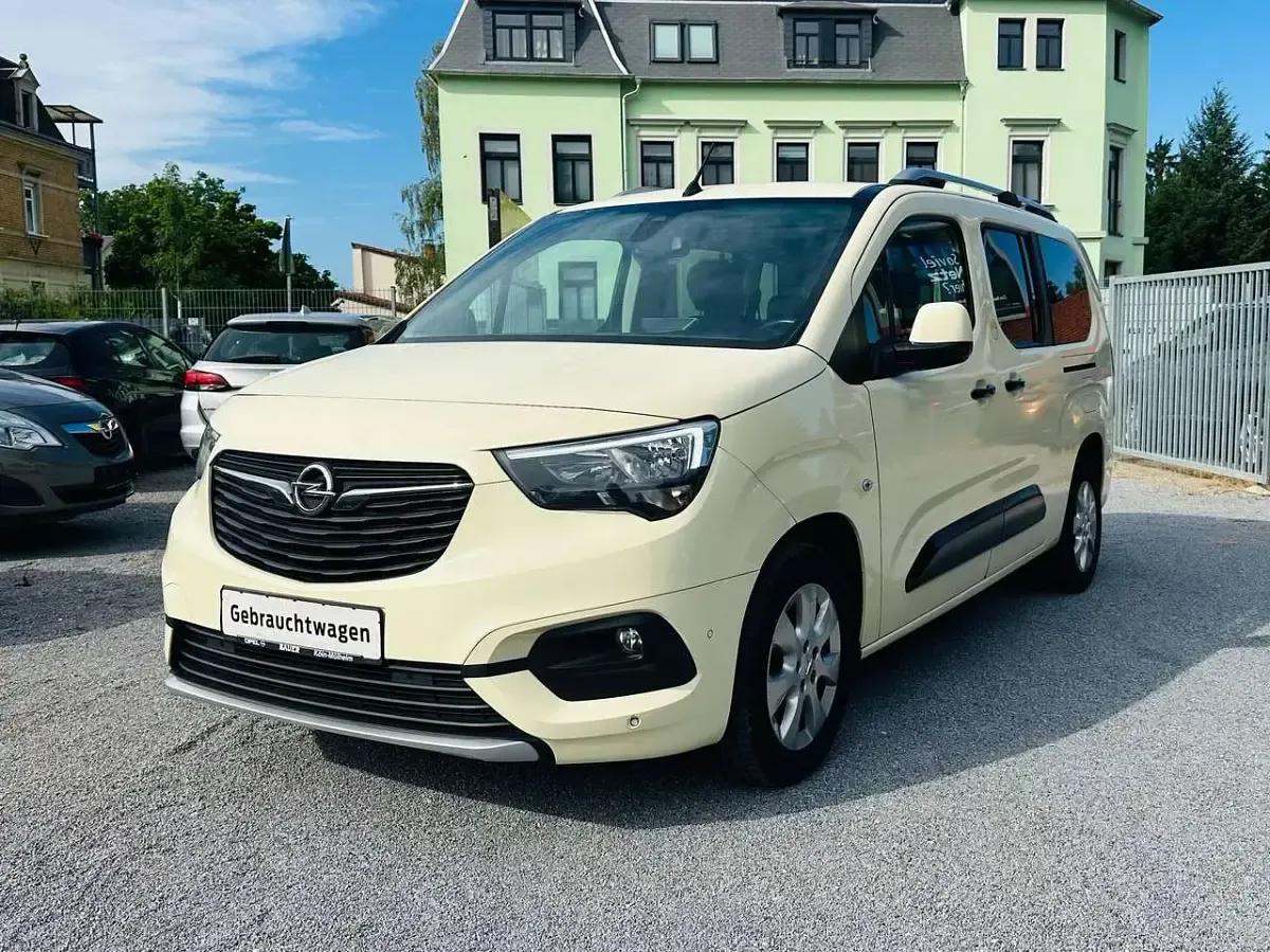 Gebraucht Opel Combo Innovation 131 PS (96 kW) 2020 Nacht schwarz/noir onyx Van / Kleinbus