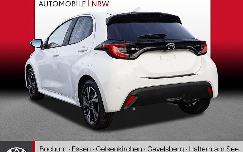 Neu Toyota Yaris Hybrid 116 PS (85 kW) 2025 Weiß Limousine