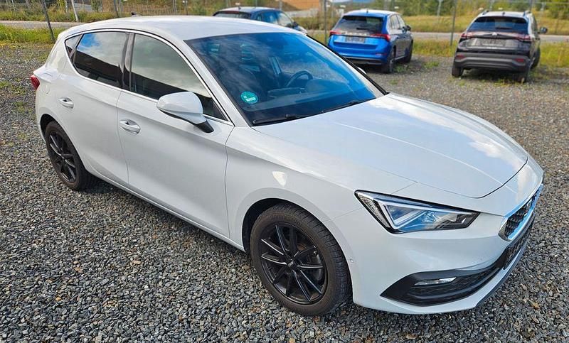 Weiß Gebraucht 2021 Seat Leon XCELLENCE Limousine | 17.790 € (Guter Preis) - Bild 1/4