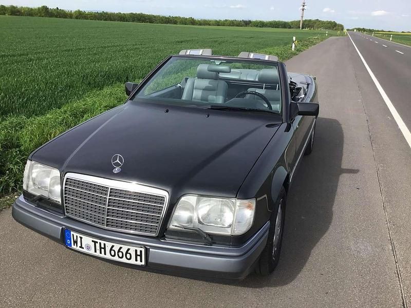Schwarz Gebraucht 1994 Mercedes E220 Cabrio | 26.900 € - Bild 1/4