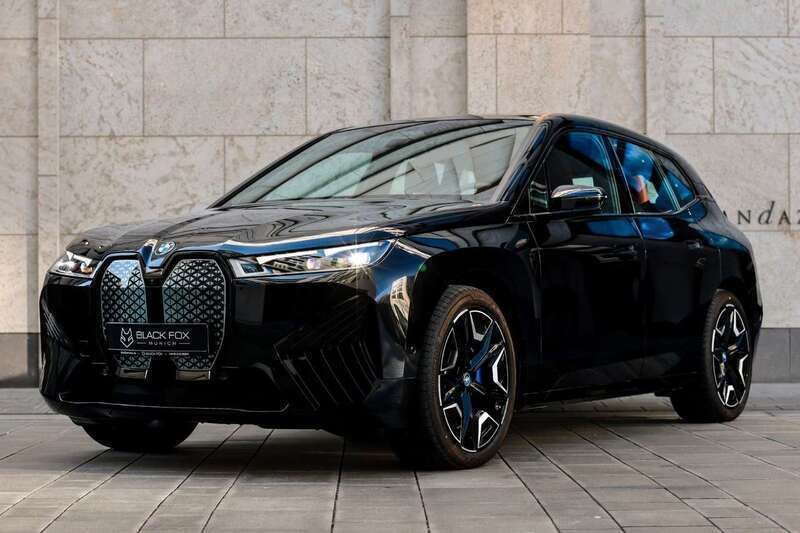 Black sapphire metallic Neu 2025 BMW iX Sport Line SUV | 89.000 € - Bild 1/4