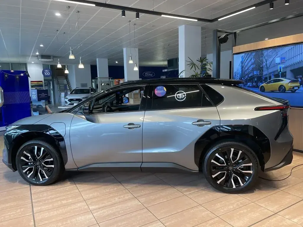 Neu Toyota bZ4X Lounge 252 kW (343 PS) 2026 Silber SUV