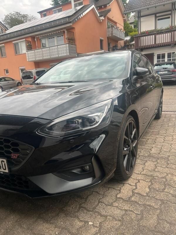 Schwarz Gebraucht 2020 Ford Focus ST Limousine | 24.490 € (Fairer Preis) - Bild 1/4