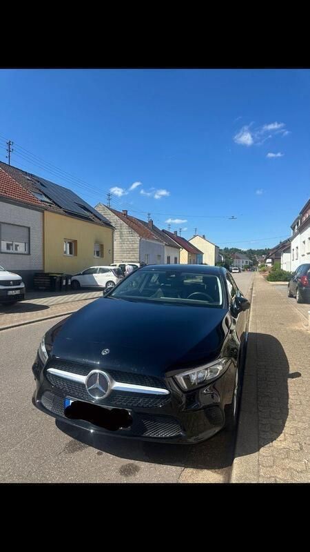 Schwarz Gebraucht 2019 Mercedes A180 Kleinwagen | 21.500 € (Guter Preis) - Bild 1/4