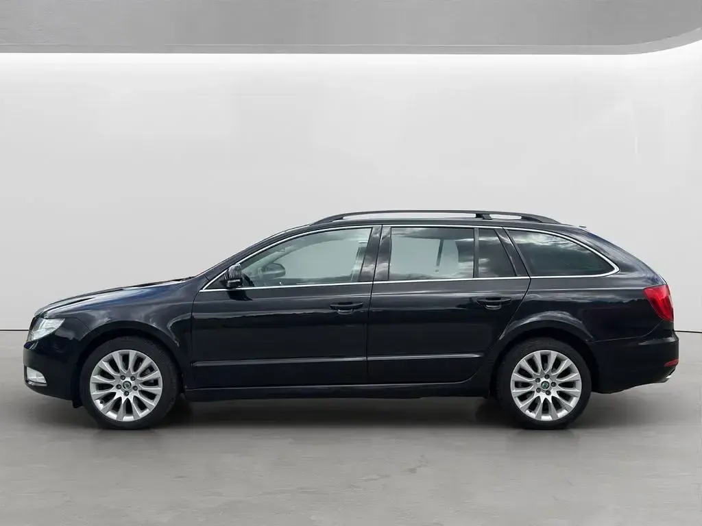 Gebraucht Skoda Superb Exclusive 140 PS (102 kW) 2013 Schwarz Kombi