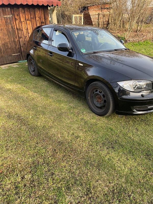 Gebraucht BMW 116 116 PS (85 kW) 2011 Schwarz Kleinwagen