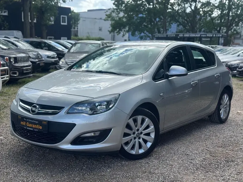 Gebraucht Opel Astra 101 PS (74 kW) 2013 Silber Limousine
