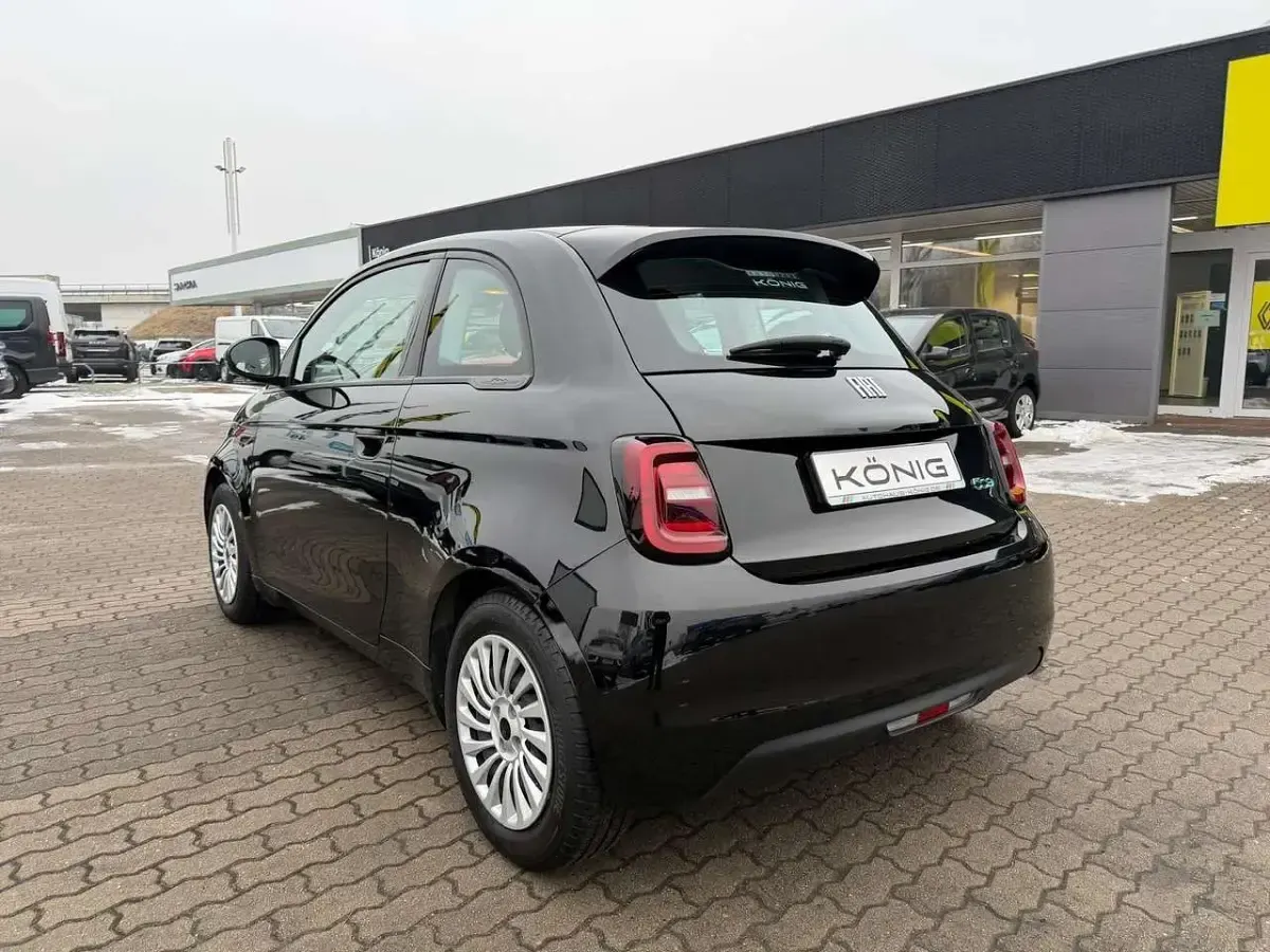 Gebraucht Fiat 500e 86 kW (118 PS) 2023 Onyx schwarz (10n) Limousine