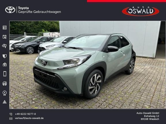 Urban khaki / night sky black Gebraucht 2024 Toyota Aygo Basis Kleinwagen | 16.420 € (Fairer Preis) - Bild 1/4