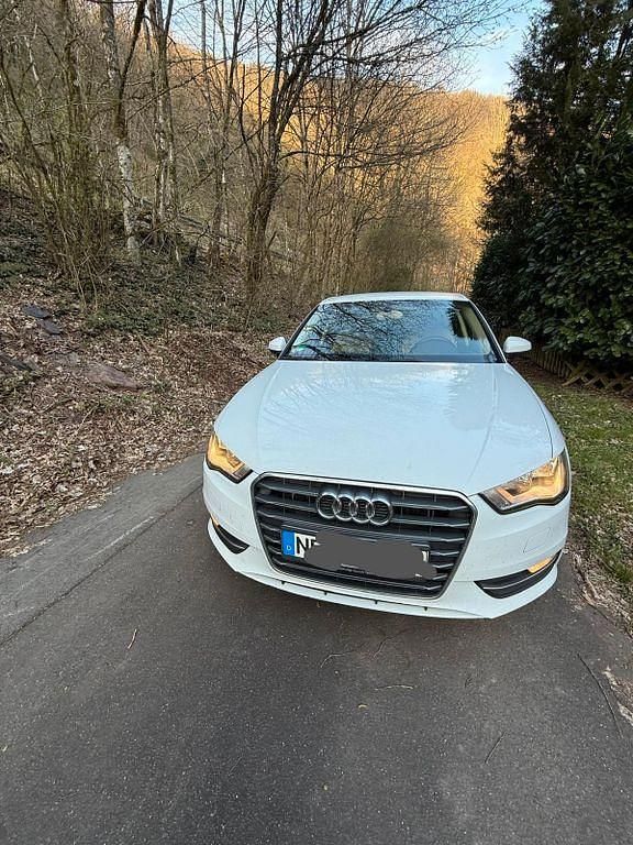 Weiß Gebraucht 2013 Audi A3 Sportback Ambiente Limousine | 8.900 € (Etwas zu teuer) - Bild 1/4