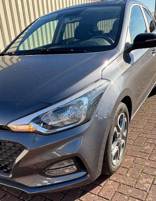 Gebraucht Hyundai i20 Advantage 101 PS (74 kW) 2020 Grau Kleinwagen
