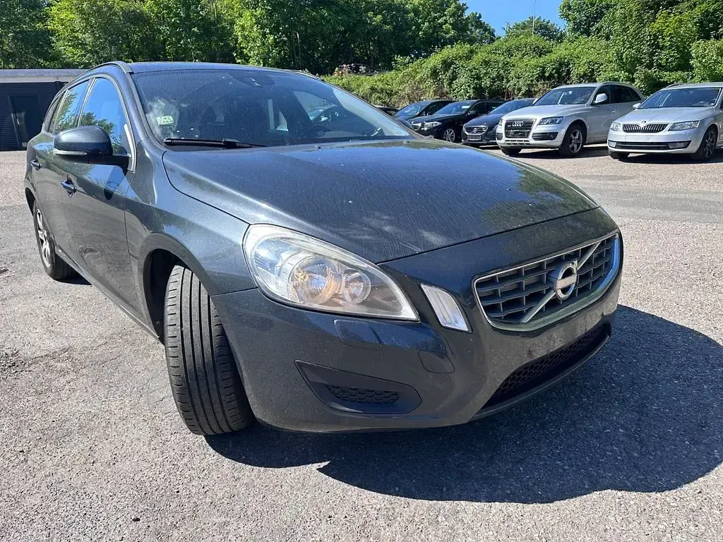 Gebraucht Volvo V60 Basis 114 PS (83 kW) 2012 Grau Kombi