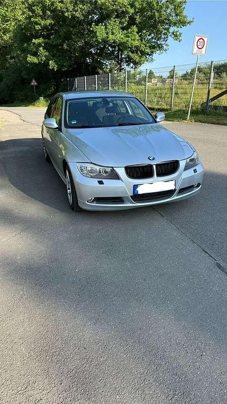 Silber Gebraucht 2011 BMW 318 Limousine | 5.000 € (Guter Preis) - Bild 1/4