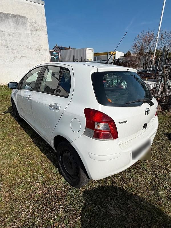 Gebraucht Toyota Yaris 101 PS (74 kW) 2010 Weiß Kleinwagen
