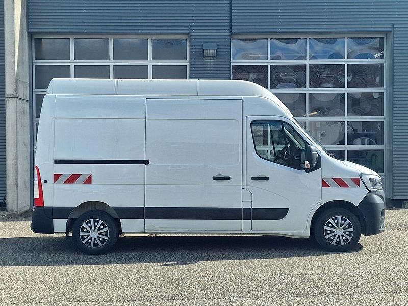 Second-hand Renault Master 135 CP (99 kW) 2021 Alb Monovolum