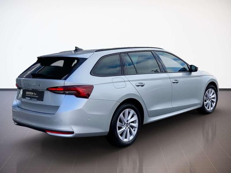 Gebraucht Skoda Octavia Selection 150 PS (110 kW) 2025 Brilliantsilber Kombi