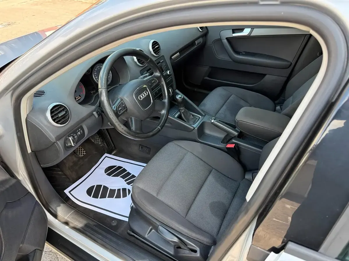 Gebraucht Audi A3 Attraction 110 PS (80 kW) 2010 Silber Kleinwagen