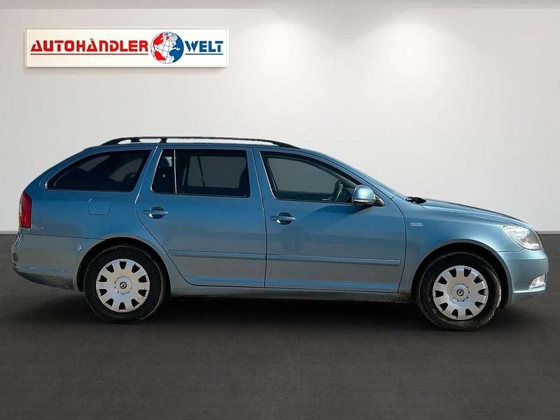 Gebraucht Skoda Octavia Family 105 PS (77 kW) 2011 Grau Kombi
