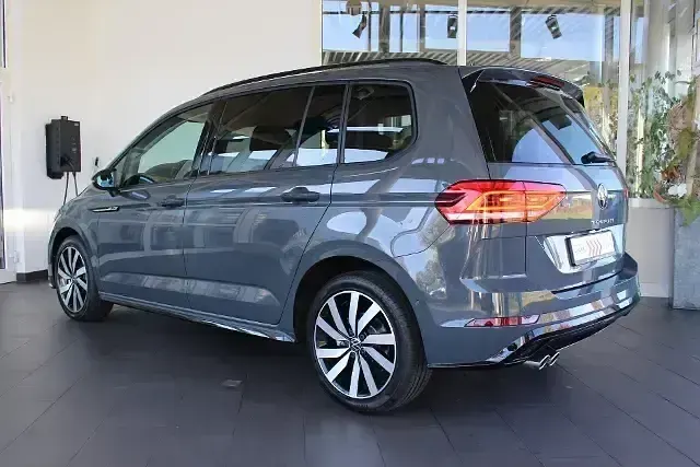 Gebraucht VW Touran Highline 150 PS (110 kW) 2024 Grau (delfingrau metallic) Van / Kleinbus