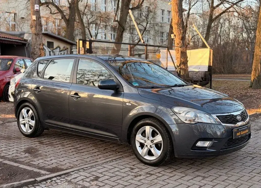Używany Kia Ceed 109 KM (80 kW) 2009 Szary Hatchback