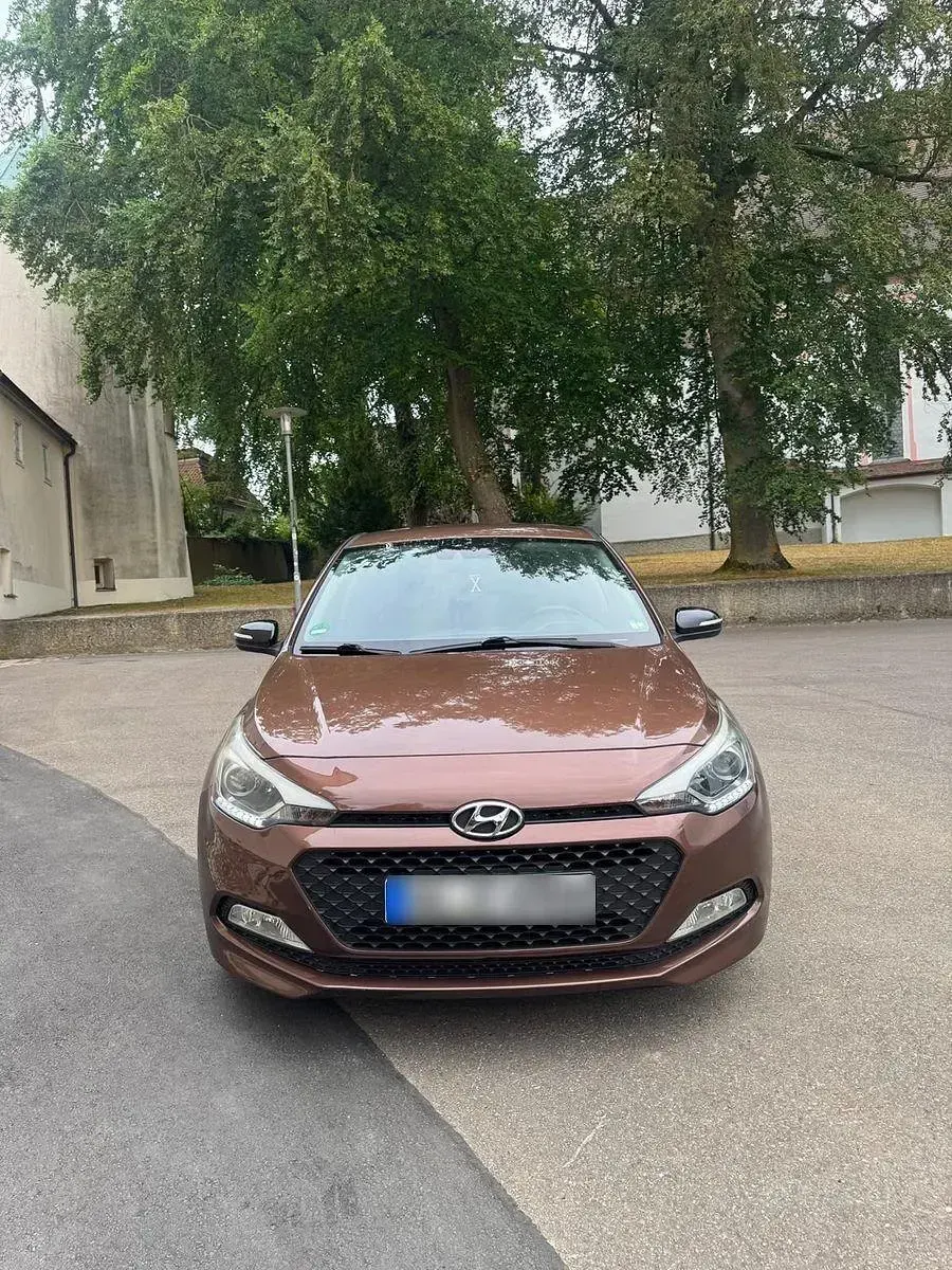 Gebraucht Hyundai i20 Style 101 PS (74 kW) 2015 Braun Kleinwagen