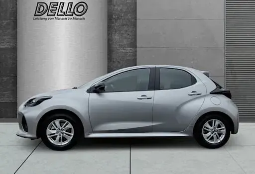 Używany Mazda 2 Center-Line 116 KM (85 kW) 2025 Srebrny Sedan/Limuzyna