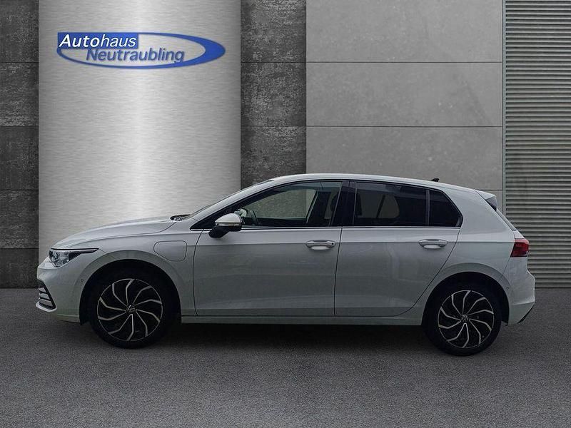 Second-hand VW Golf VIII Style 204 CP (150 kW) 2022 Alb Berlinǎ