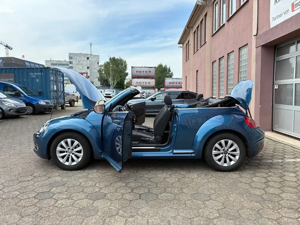 Gebraucht VW Beetle Cabriolet Design 105 PS (77 kW) 2016 Blau Cabrio