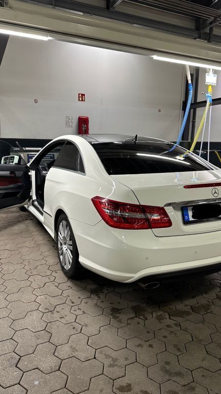 Weiß Gebraucht 2011 Mercedes 220 Coupé | 13.000 € - Bild 1/4