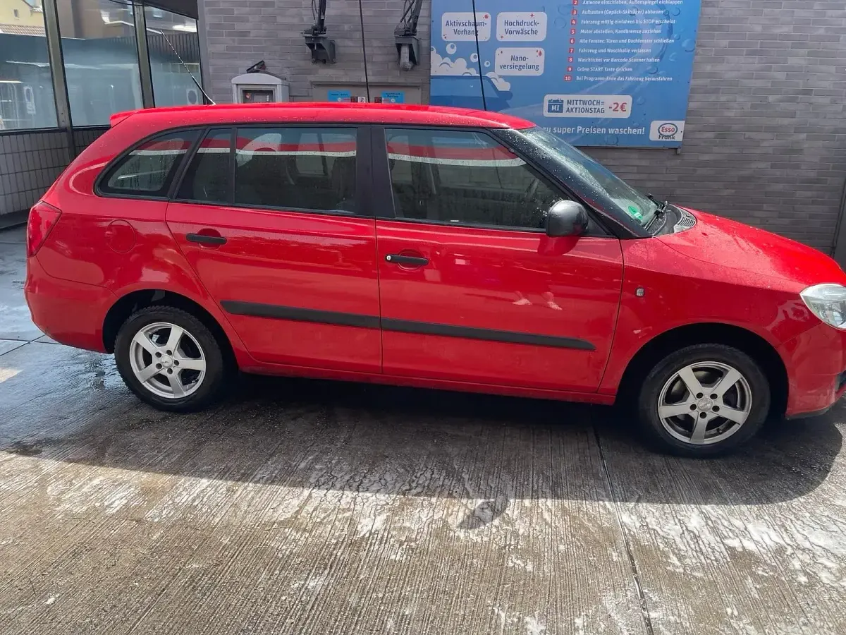 Używany Skoda Fabia 69 KM (50 kW) 2011 Czerwony Kombi