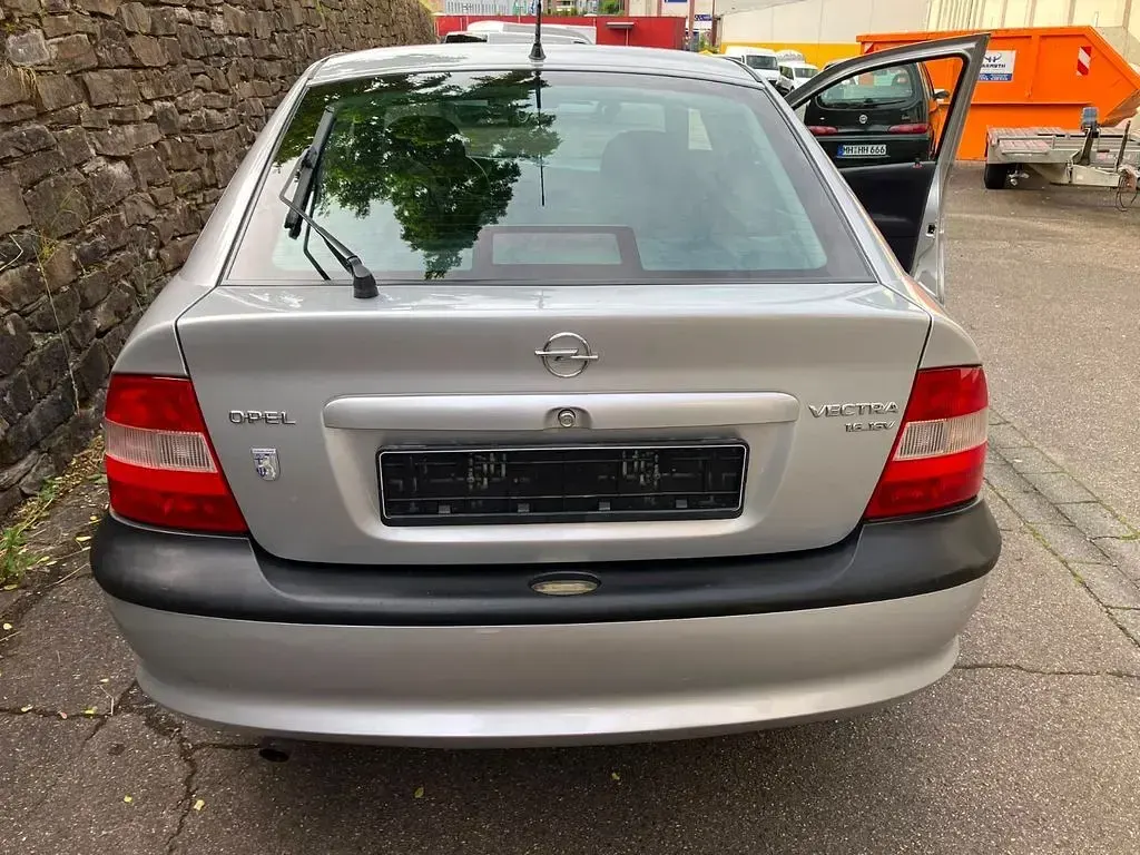 Gebraucht Opel Vectra 101 PS (74 kW) 1998 Silber Limousine