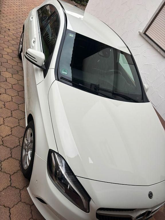 Weiß Gebraucht 2017 Mercedes A180 Style Limousine | 14.600 € (Fairer Preis) - Bild 1/4