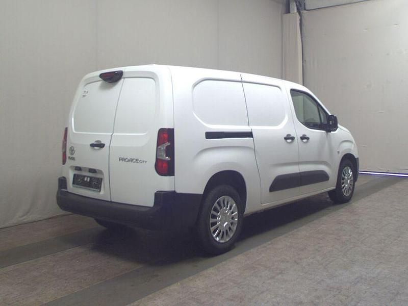 Gebraucht Toyota Proace 131 PS (96 kW) 2022 Schaumweiss Van / Kleinbus