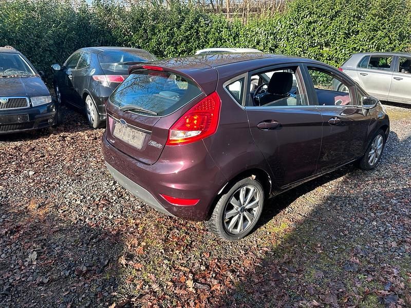 Gebraucht Ford Fiesta Titanium 82 PS (60 kW) 2009 Rot Kleinwagen